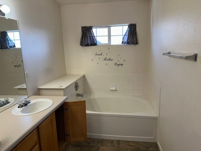 Building Photo - Make this refreshed townhome your own!