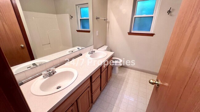 Building Photo - Beautiful 3 BD | 2.5 BA Duplex in Wine Cou...