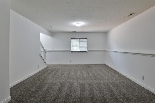 Building Photo - 319 Kastlekove Dr