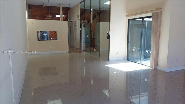 Building Photo - 2675 Parkview Dr S