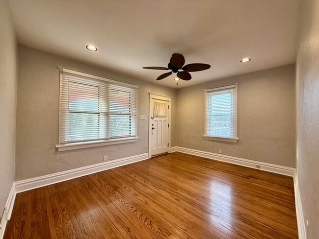 Building Photo - **Charming home in Lindbergh School Distri...
