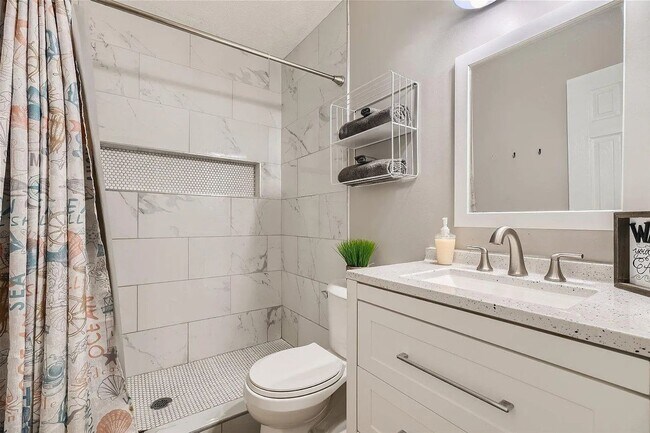 Building Photo - 5418-5420 Glen Haven Dr