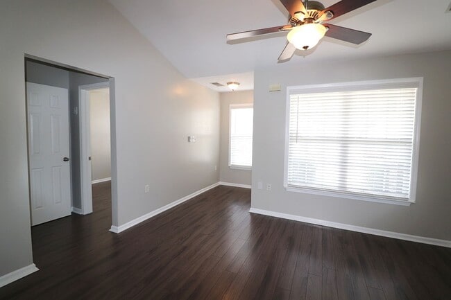 Building Photo - Super Cute 2 bedroom 2 bath townhome In Ro...