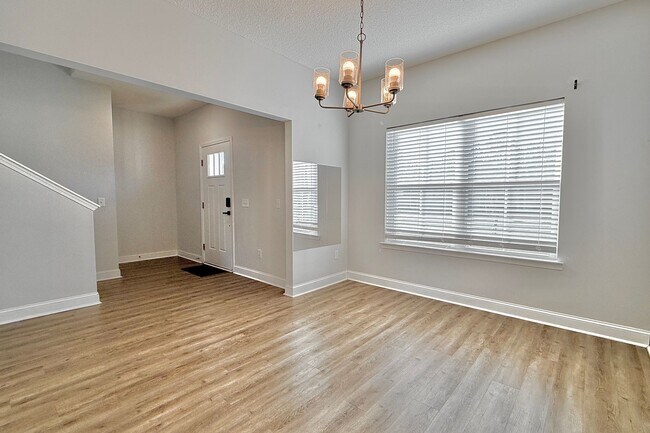 Building Photo - AVAILABLE NOW! (Pet Friendly)