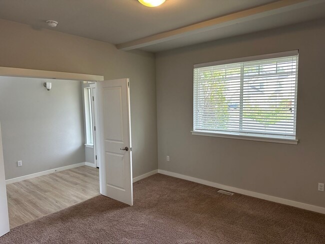 Building Photo - Gem Heights Area Luxury
