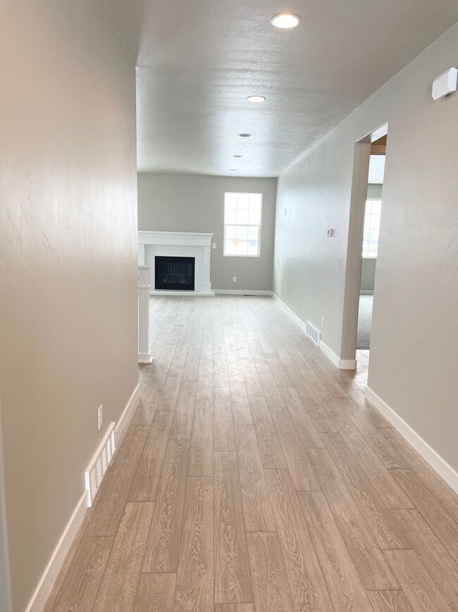 Building Photo - GORGEOUS Home