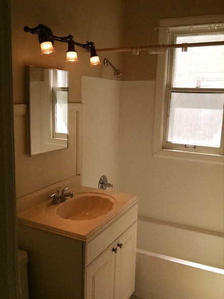 Building Photo - 1927 E Newberry Blvd