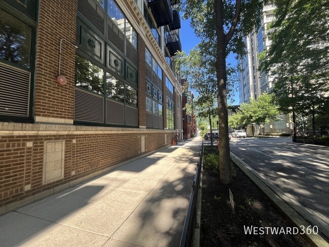 Building Photo - 221 E Cullerton St