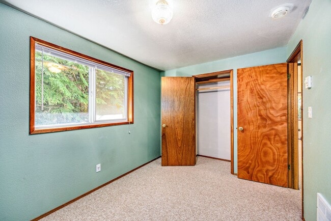 Building Photo - 4+ Bedroom Home - Surrounded by Nature, ne...