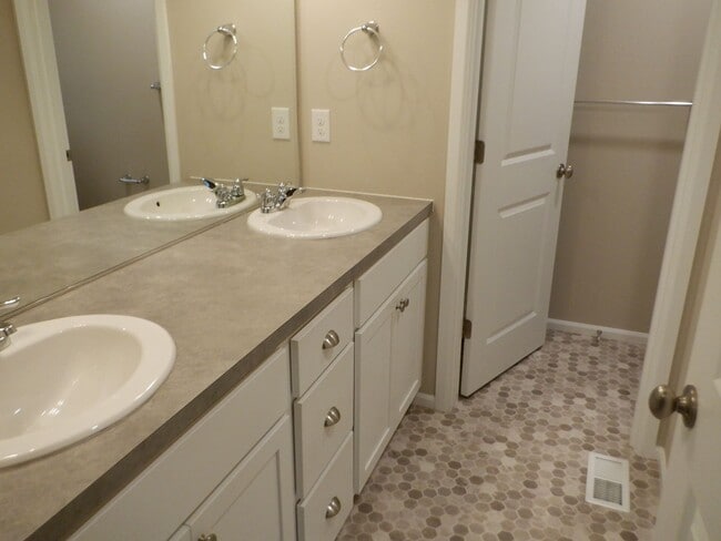 Building Photo - 3308 Hoffman Hill Blvd