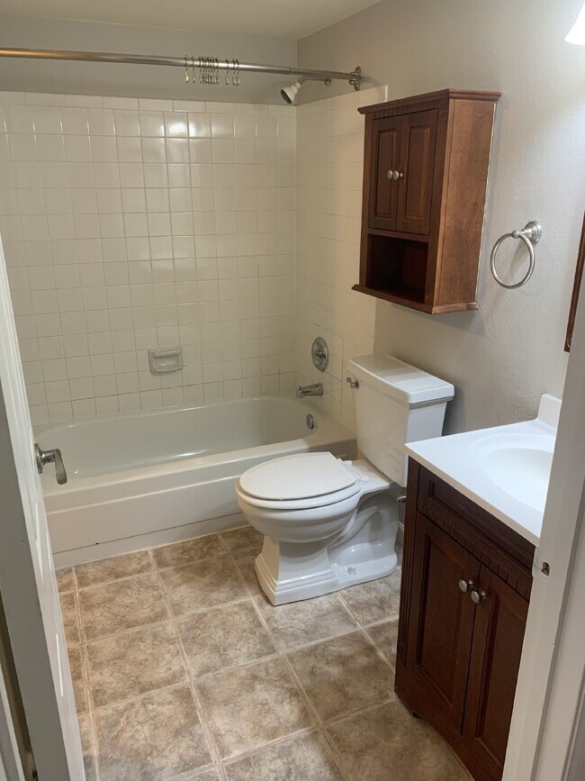 Building Photo - Available July! Newly Updated 2 bed/2 bath...