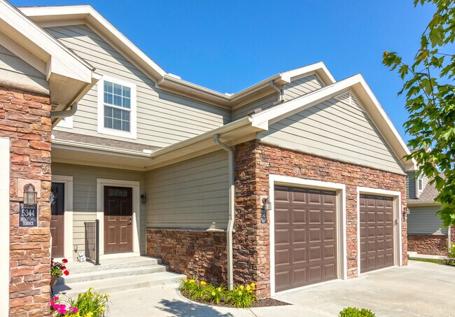 Building Photo - Prairie Pines Townhomes