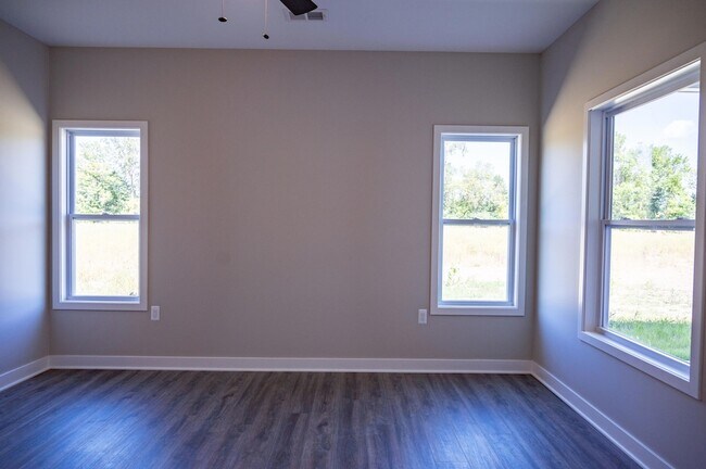 Building Photo - 8441 Oak Shade Cir