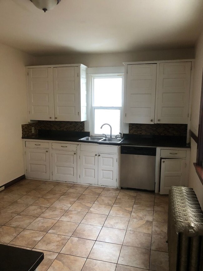 Building Photo - Beautiful 6br house with garage