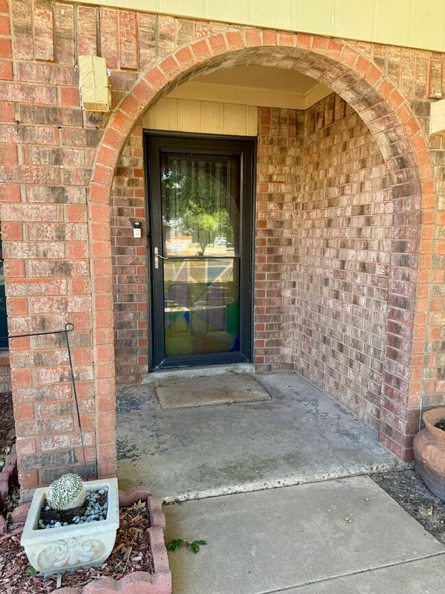Building Photo - "Charming 3-Bed Oasis with 2 Full Baths in Lubbock – 1,610 Sq Ft of Comfort Awaits!"