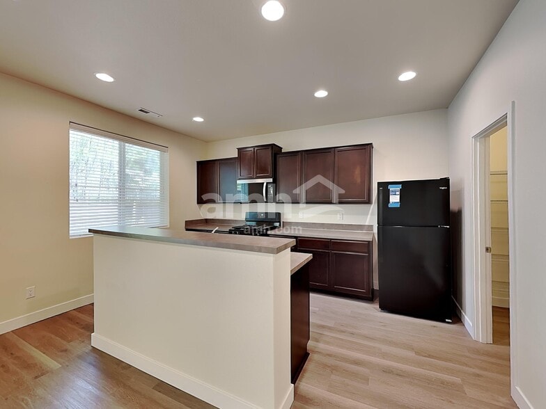 Building Photo - 1719 Blacktail Ln