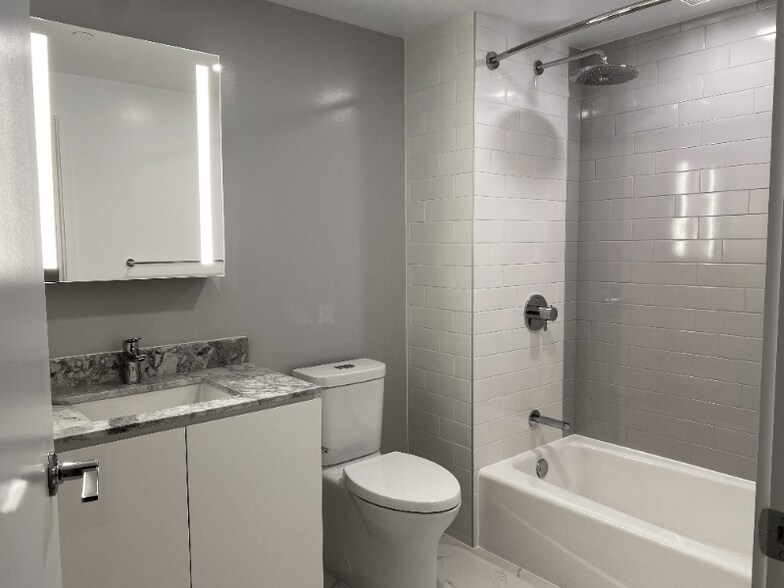 Building Photo - 987 Queen St