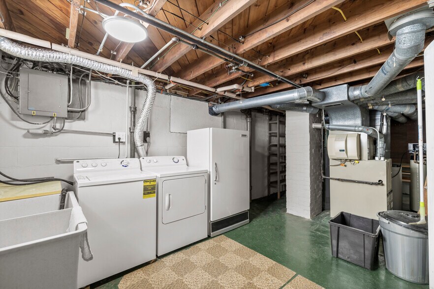 Building Photo - 1515 Longwood Dr