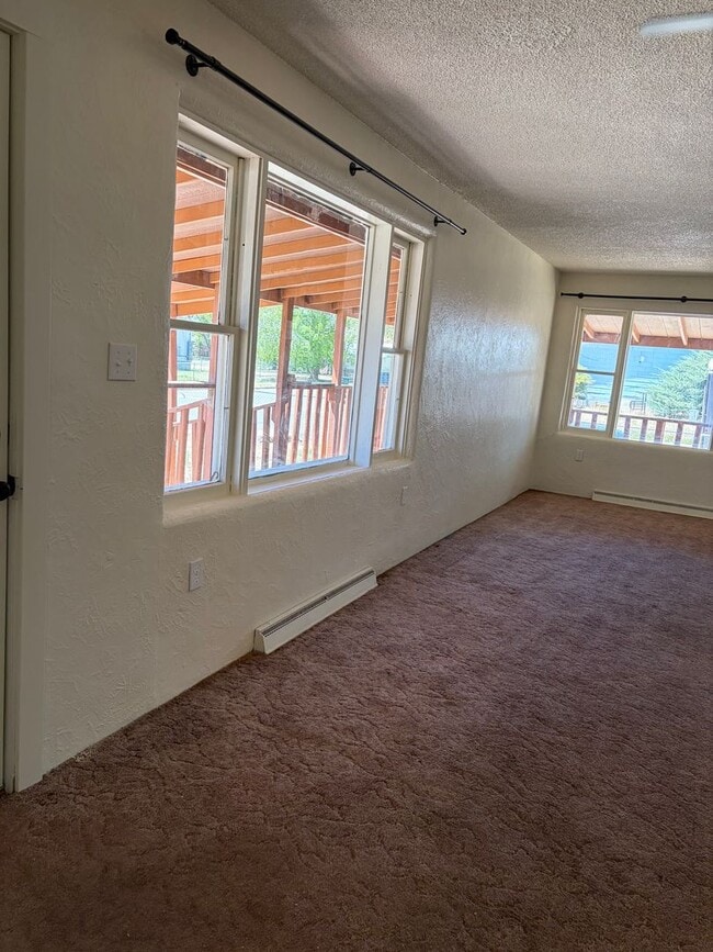 Building Photo - 2 bed 1 bath home