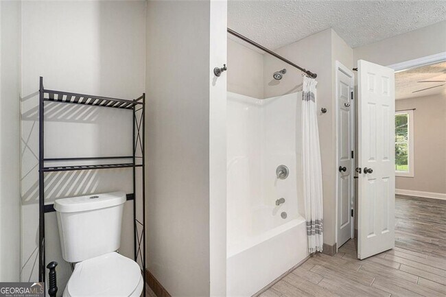 Building Photo - 3610 Bonneville Dr