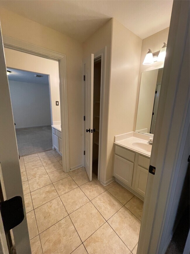 Building Photo - 1759 Lakeside Enclave Dr