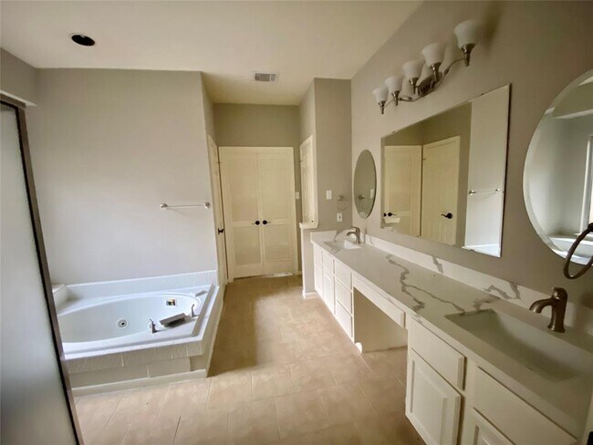 Building Photo - 14535 Circlewood Way