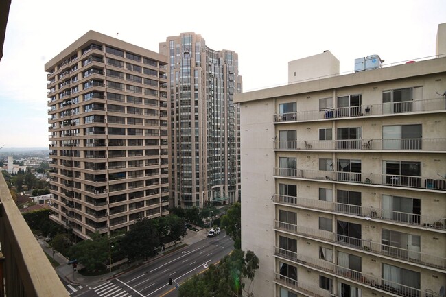 Building Photo - Elegant Fully Furnished  1bed+Den/2bath wi...