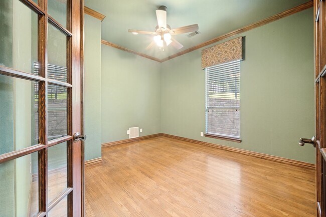 Building Photo - 4046 E Hill Dr