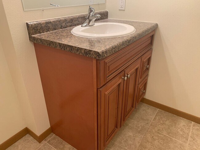 Building Photo - Spacious 4 Bedroom Townhome in Great Neigh...