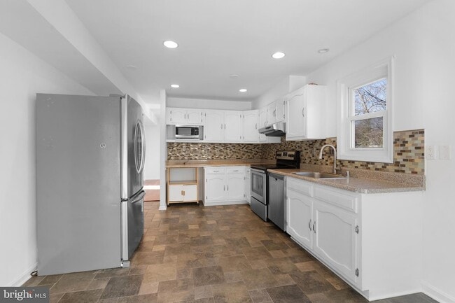 Building Photo - 2636 East Side Dr