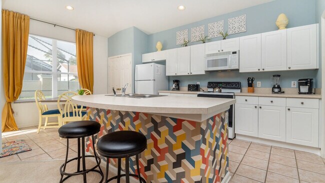 Building Photo - 8150 Fan Palm Way