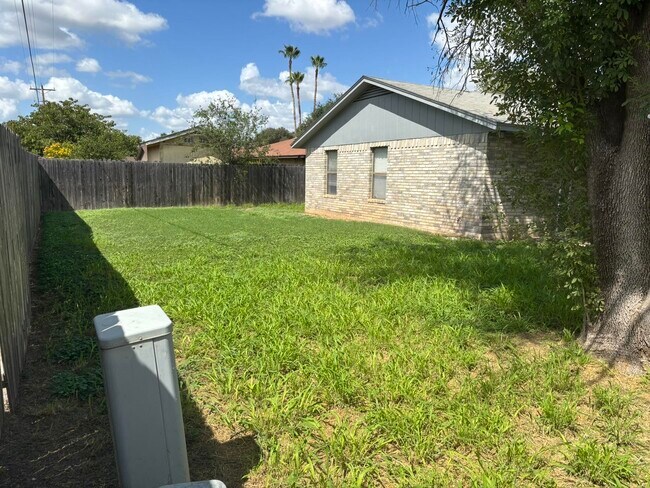 Building Photo - 213 S Dakota St