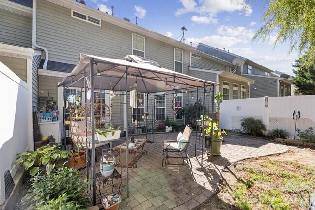 Building Photo - 6037 Queens Walk Ct