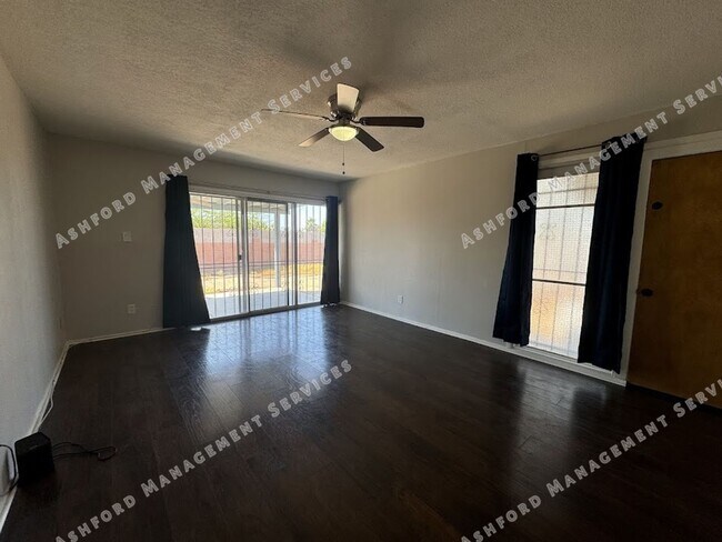 Building Photo - $1,400 Steal! Cozy 2-Bedroom Home in the H...