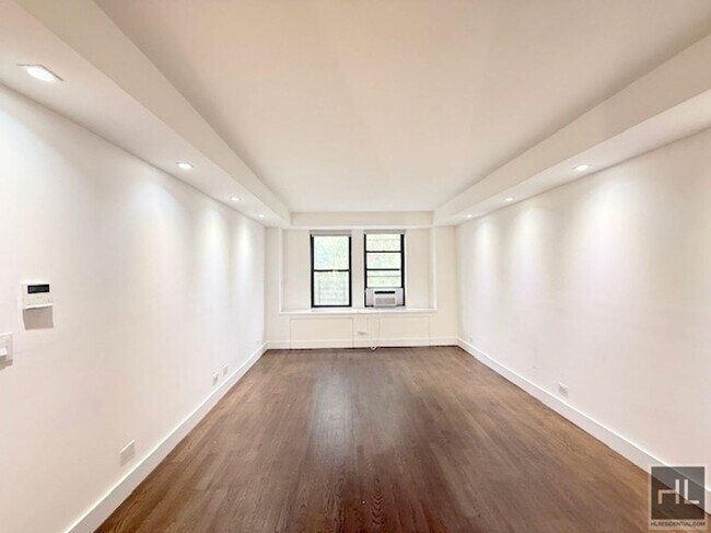Building Photo - Large newly renovated 2 bed 2 bath - WEST ...