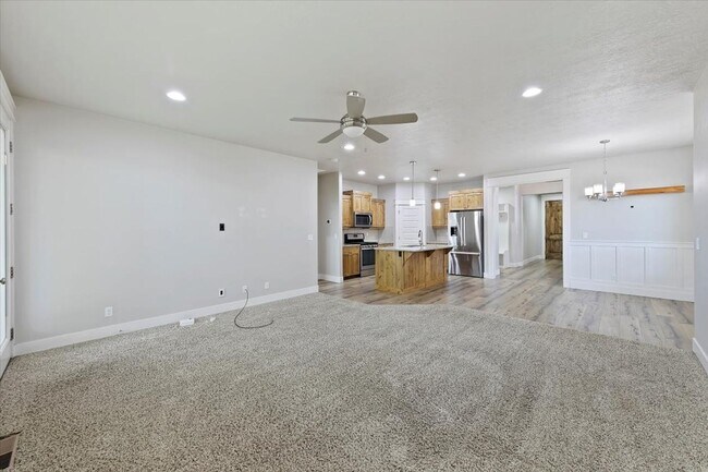 Building Photo - Stylish 4-Bed + Loft Just Minutes from The...