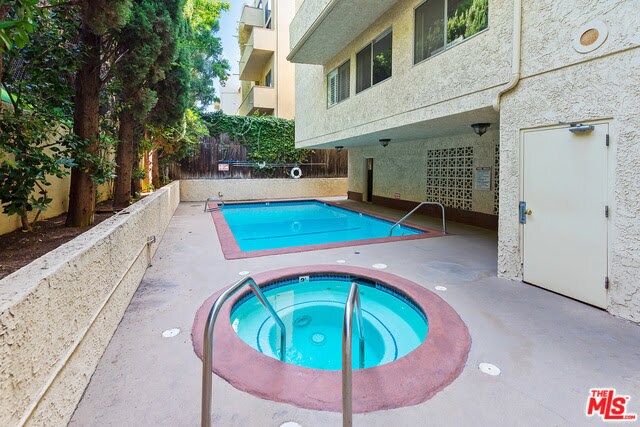 Building Photo - 2318 Fox Hills Dr