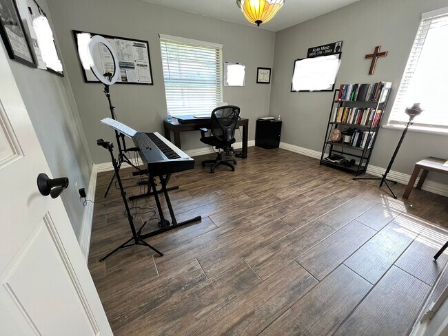 Building Photo - 2311 Brookhaven Dr