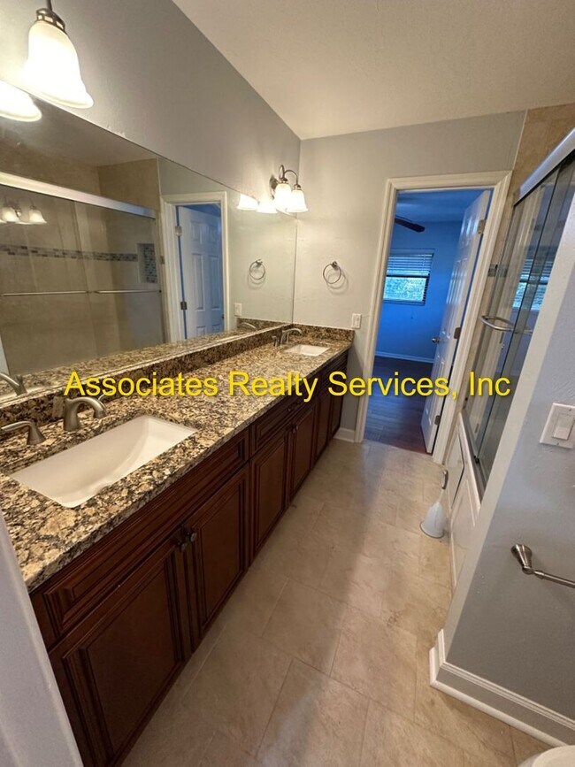 Building Photo - Beautiful Large Home with Screened Pool in Buckingham West!