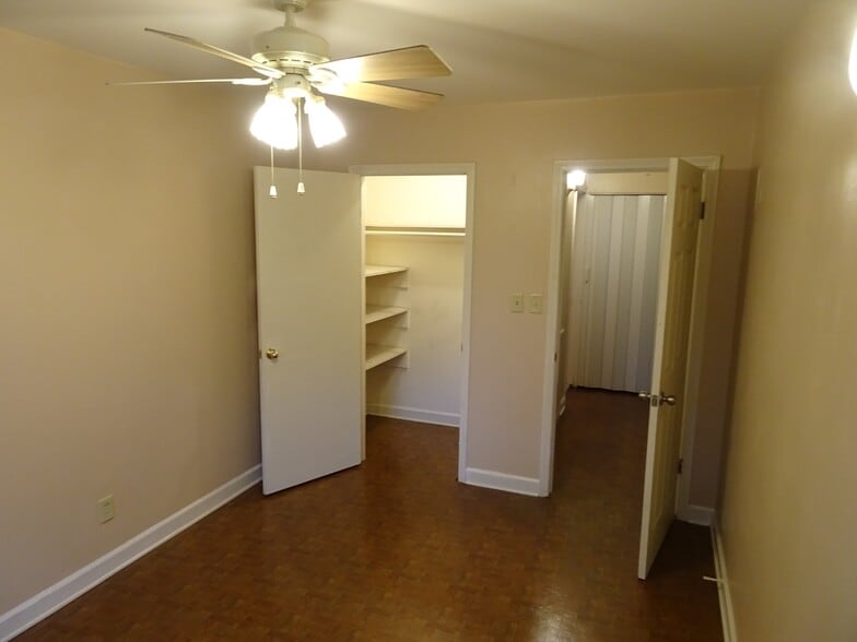 Building Photo - 283 Lake Dr