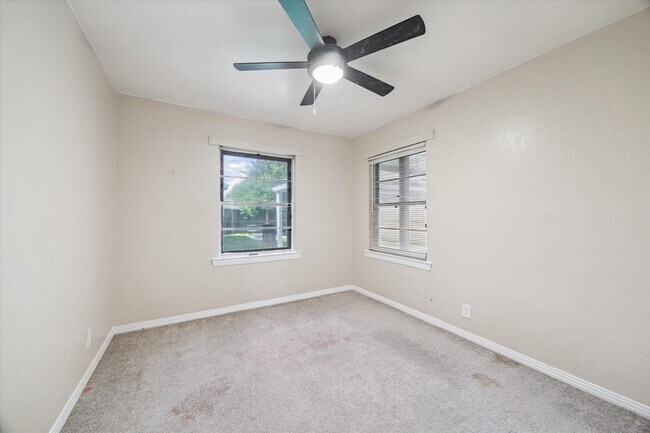 Building Photo - 5618 Sweetbriar St
