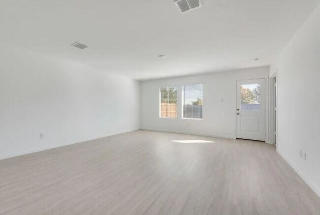 Building Photo - For Rent: Beautiful 4-Bedroom Home in Sherman, TX