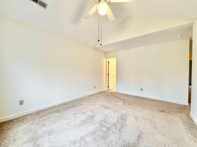 Building Photo - 3 BR Townhouse w/ Garage in Adams Farm