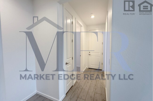 Building Photo - 3Bed/2.5Bath Townhouse at 7th St/Hatcher! Move-In Ready on 04/09/2026! -- NO HOA! ALL TILE FLOORING!