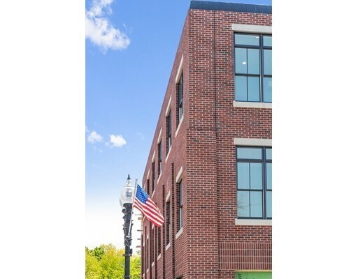 Building Photo - 421 Main St