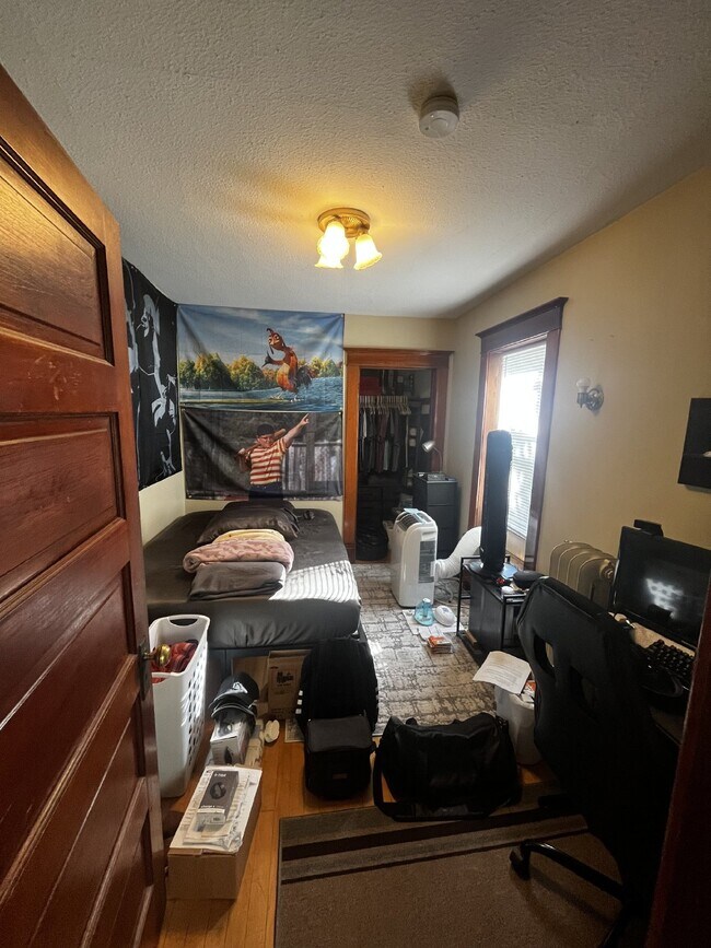 Building Photo - Cozy 4 Bed 1 Bath near UWEC!
