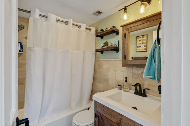 Building Photo - Beautiful Bi-level Condo For Rent In Fairmount With Parking!