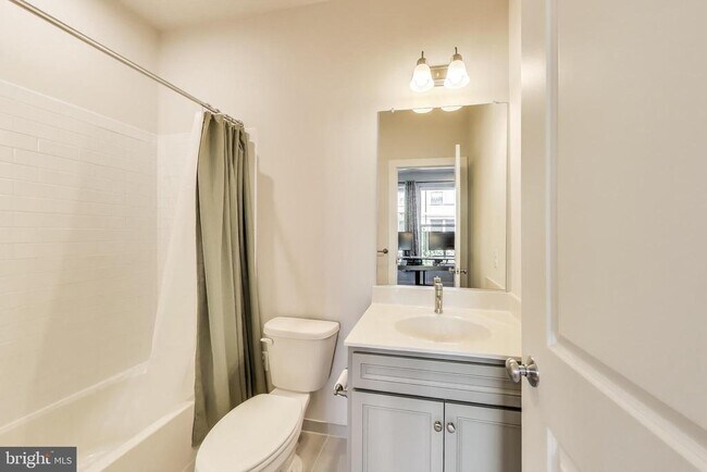 Building Photo - 5004 Oakmoore Dr