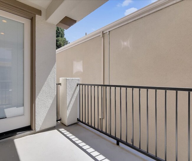 Building Photo - 487 McClatchy Way