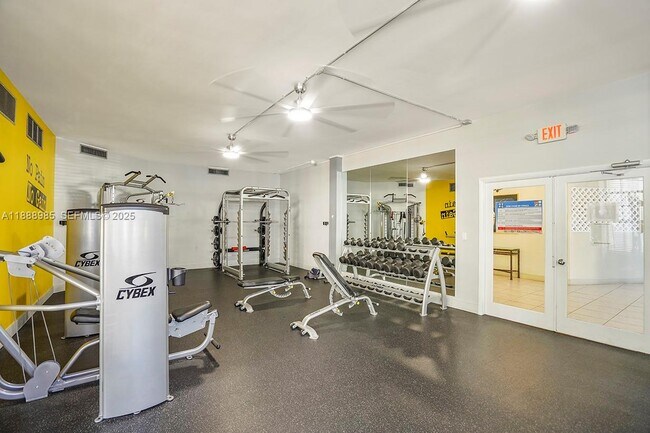 Building Photo - 800 Parkview Dr